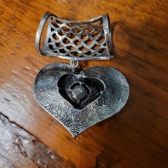 Scarf Pendent - Picture 2 of 2